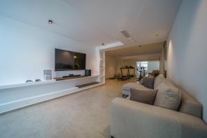 ein Wohnzimmer mit Sofa und Flachbildfernseher in der Unterkunft Creticum Mare in Chania + 119 Fotos