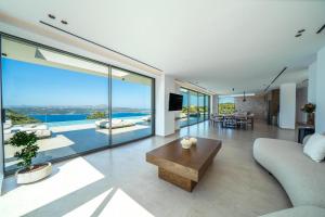 ein Wohnzimmer mit Sofa und Tisch in der Unterkunft Creticum Mare in Chania