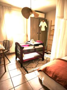 a room with a table in a room with a bed at La Petite Escale in Lunel