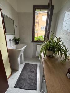 a bathroom with a sink and a tub and a window at Como Gate - 10 minuti dal centro in Lucino +5 photos