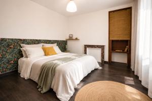 a bedroom with a large bed in a room at Le loft de l'entrepote in Argenton-sur-Creuse