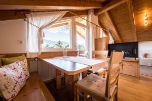 a dining room with a table and a window at Residence Walder in Falzes