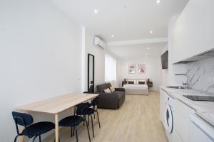a kitchen and living room with a table and chairs at Urbil Puente Colgante in Portugalete