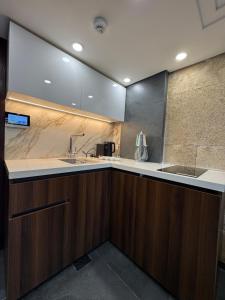 eine Küche mit Spüle und Arbeitsplatte in der Unterkunft B in Byblos in Byblos + 48 Fotos