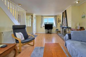 a living room with a couch and a chair at Finest Retreats - Delfryn in Talysarn