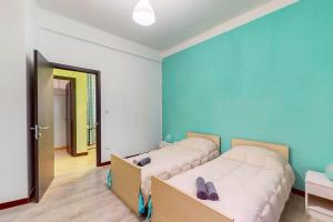 two beds in a room with two boxes at [AltaVista] Acqui sotto, cielo sopra il letto in Acqui Terme