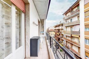 a balcony of a building with a trash can at [AltaVista] Acqui sotto, cielo sopra il letto in Acqui Terme