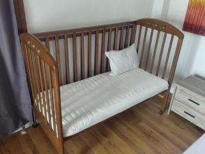 a crib with a white pillow in a room at Vista Mare in Nea Irakleia