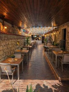 ein Restaurant mit Tischen und Stühlen und einer Steinmauer in der Unterkunft D'core Alacati in Cesme