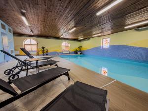 an indoor swimming pool with a swimming pool at Hotel Rytířsko in Jamné