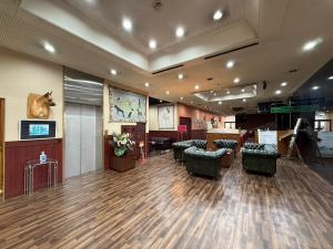 a salon with a waiting room with chairs and tables at HOTEL Dane&Kerry DogResort in Ishioka