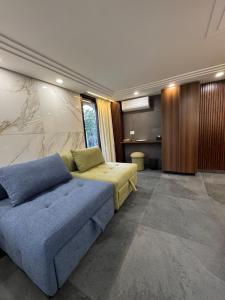 ein Zimmer mit einem Bett und einer Couch in der Unterkunft B in Byblos in Byblos