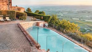 ein Swimmingpool auf dem Dach eines Hauses mit Aussicht in der Unterkunft Hotel Dei Capitani in Montalcino