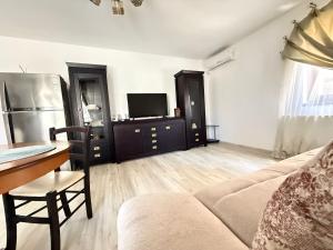 a living room with a couch and a table at Holidays Summer Vibes Apart Mamaia Nord in Năvodari