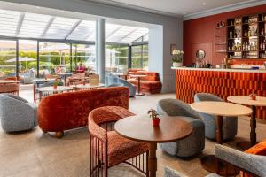 a restaurant with tables and chairs and a bar at Hôtel Le Canberra in Cannes