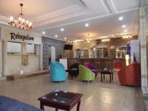 فندق Saphir في أبيدجان: متجر مع كراسي ملونة في غرفة