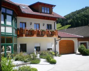 a house with a balcony and a garage at Lehnerhof in Grossraming