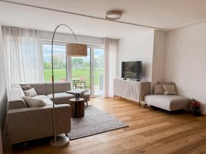 a living room with a couch and a tv at Ferienwohnung Uferchalet am Dümmer See in Lembruch