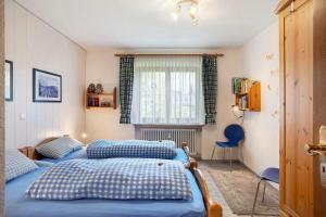 a bedroom with two beds and a window at Ferienwohnung Vogel in Wertach