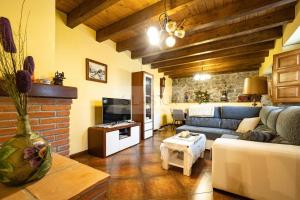 a living room with a couch and a table at Fuente Buelna By Silastur in Buelna