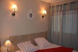 Postel nebo postele na pokoji v ubytování Hotel Le Central