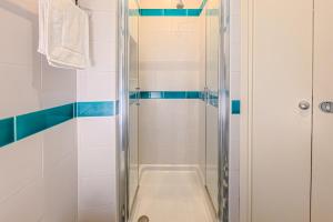 ein Badezimmer mit Dusche und Badewanne in der Unterkunft Da Tallolo in Cagliari