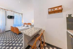 ein Zimmer mit einem Bett, einem Tisch und Stühlen in der Unterkunft Da Tallolo in Cagliari