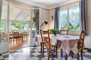 a dining room with a table and chairs at Chambres d'Emilie - Table d'Hôte in Lau-Balagnas