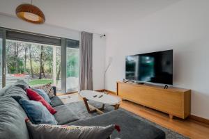a living room with a couch and a flat screen tv at Ocean Village Eden in Troia