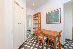 ein Esszimmer mit einem Holztisch und Stühlen in der Unterkunft Da Tallolo in Cagliari