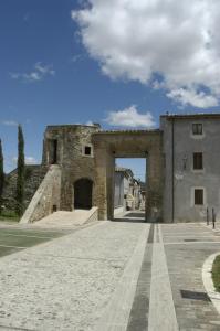 an entrance to a building with an archway at Alla botte degli Orsini in Attigliano