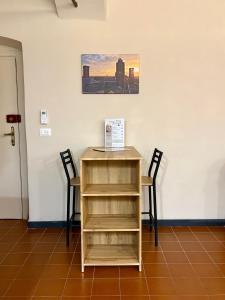 a table with two chairs and a book shelf at Ca' di Beppe in Albenga