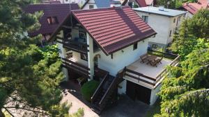 an overhead view of a house with a red roof at Dom Wakacyjny MONA in Małe Swornigacie