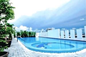 a large swimming pool on the side of a building at Cozy Minimal 1BR CMBD Pool Long Stay Friendly in Phra Khanong