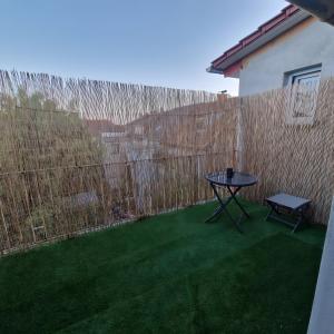 a backyard with a table and a fence at Monteurzimmer Wohnung in Dillingen an der Saar