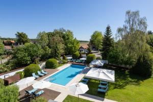 an overhead view of a swimming pool with chairs and umbrellas at Hotel Krone in Hayna
