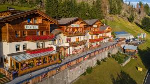 ein Stadtmodell mit einer Eisenbahnlinie davor in der Unterkunft Hotel Cesa Padon in Arabba