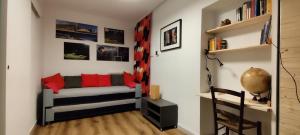 a living room with a couch with red pillows at Casa Vacanze isopep in Lama Di Peligni