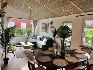 a living room with a table and a couch at Wooden Silence - Wo Ruhe zuhause ist in Soltau
