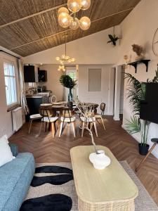 a living room with a couch and a table at Wooden Silence - Wo Ruhe zuhause ist in Soltau