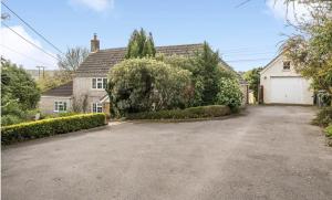 an empty driveway in front of a house at Old Weavers in Corsley