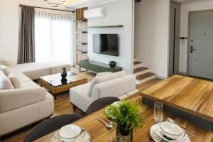 a living room with a couch and a table at Eliz Paradise By Panjur in Alanya