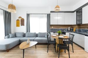 a living room with a couch and a table at Eliz Paradise By Panjur in Alanya