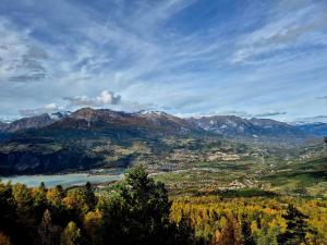 a view of a valley with mountains and a lake at Cosy camping in Crots