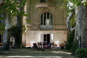 a table and chairs in front of a building at La Suite de la Bastide in Val-de-Dagne