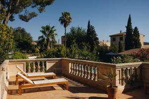 a patio with two benches and a fence at Can Moio Turismo de Interior in Montuiri