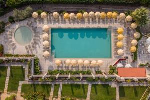 an overhead view of a swimming pool at a resort at Residence Borgo Dei Limoni - Appartamenti con Garage in Gargnano