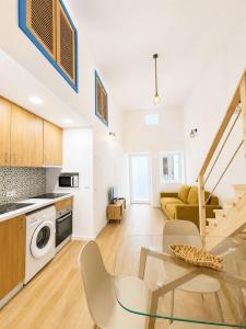 a kitchen and a living room with a table at Casa Trainêra in Nazaré