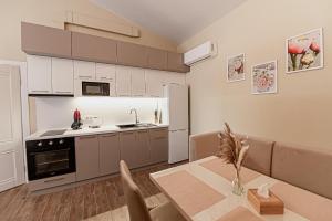 a kitchen and living room with a table and a kitchen gmaxwell gmaxwell gmaxwell at Five Seasons apartments in Odesa