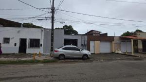 a silver car parked in front of a house at Quarto solteiro custo-benefício in São Luís